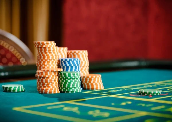 Pretty Gaming live-dealer table interface on isototo login showing baccarat game with real dealer and betting controls